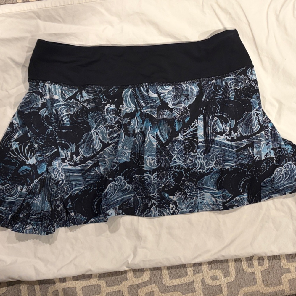 Lululemon Side Pleat Activewear Skirt in Fun Black, blue, and White Wave Pattern